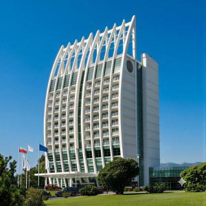 a large white building on a clear blue sky at Dpto céntrico en primer piso in Valdivia