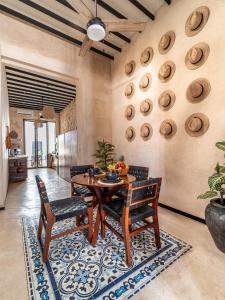 a dining room with a wooden table and chairs at Casa Trova Santa Lucía with Parking by Cercana in Mérida