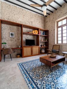 a living room with a coffee table and a tv at Casa Trova Santa Lucía with Parking by Cercana in Mérida
