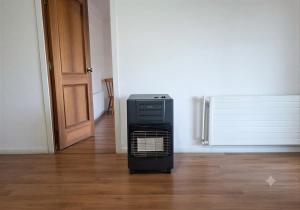a television sitting on the floor next to a room at Dpto central y acogedor in Valdivia