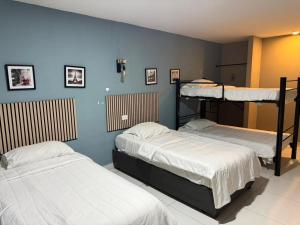 En eller flere senge i et værelse på hotel 11once + 16 billeder