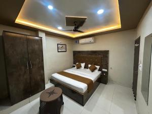 a bedroom with a large bed with a ceiling at Hotel Jay Palace in Saraipāli