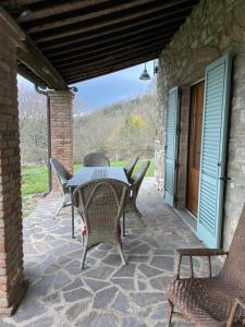 a patio with a table and chairs on a building at Casa al Vento in Talla