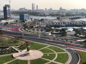 Luftblick auf eine Stadt mit Autobahn in der Unterkunft Pearl Executive Hotel Apartments in Dubai
