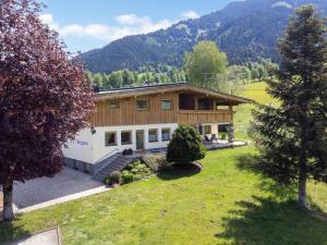an aerial view of a house with a yard at Das Bergnest Dorfglück in Söll