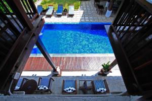 an overhead view of a swimming pool with chairs and a table at Banthai Village in Chiang Mai
