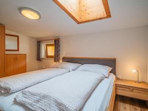 two twin beds in a bedroom with a ceiling at Das Bergnest Salvenblick in Söll