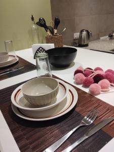 a table with a bowl and plates on a counter at JAZCA Huayco in San Salvador de Jujuy