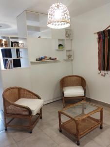 two chairs and a coffee table in a room at JAZCA Huayco in San Salvador de Jujuy