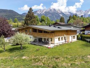 an aerial view of a house with mountains in the background at Das Bergnest Salvenblick in Söll