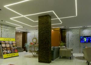 a lobby with a pillar in the middle of a room at Happy View INN in Giza