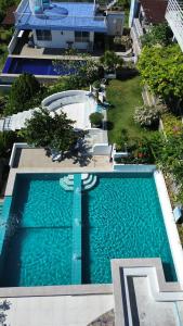 an overhead view of a large swimming pool at Oceano con Vista Mountain Resort in Tagbaobo