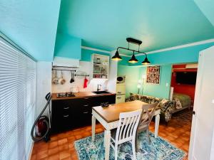 una cucina e una sala da pranzo con tavolo e sedie di Flat 106 a Tokyo