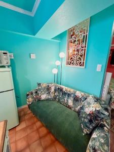 un soggiorno con un divano in una stanza blu di Flat 106 a Tokyo