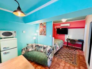 una camera da letto con pareti blu e rosse e un divano di Flat 106 a Tokyo