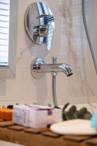 ein Badezimmerwaschbecken mit verchromter Armatur in der Unterkunft The Revia Square Hotel in Istanbul