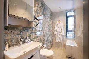 ein Badezimmer mit Waschbecken und Toilette in der Unterkunft The Revia Square Hotel in Istanbul