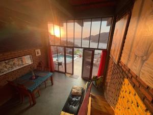 an overhead view of a room with a table and a window at Mar en Casa - Taganga - Vista al Mar in Taganga