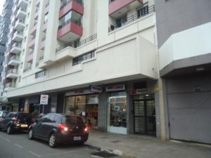 a car parked in front of a building at Apartamento central 1 quarto in Passo Fundo