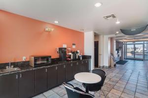 Kuchyň nebo kuchyňský kout v ubytování Motel 6-Terrell, TX