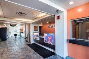 TV a/nebo společenská místnost v ubytování Motel 6-Terrell, TX