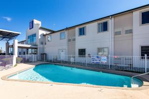 Bazén v ubytování Motel 6-Terrell, TX nebo v jeho okolí