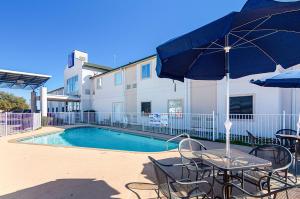Bazén v ubytování Motel 6-Terrell, TX nebo v jeho okolí
