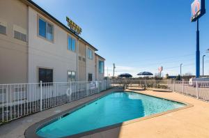 Bazén v ubytování Motel 6-Terrell, TX nebo v jeho okolí