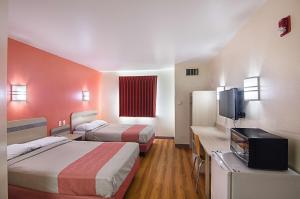 TV a/nebo společenská místnost v ubytování Motel 6-Terrell, TX