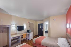 TV a/nebo společenská místnost v ubytování Motel 6-Terrell, TX