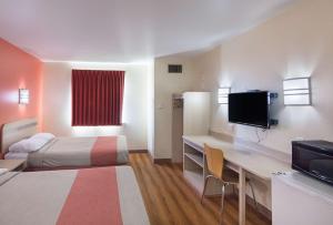 TV a/nebo společenská místnost v ubytování Motel 6-Terrell, TX
