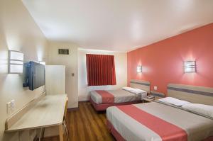 Postel nebo postele na pokoji v ubytování Motel 6-Terrell, TX