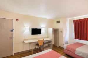 TV a/nebo společenská místnost v ubytování Motel 6-Terrell, TX