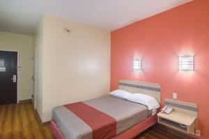Postel nebo postele na pokoji v ubytování Motel 6-Terrell, TX