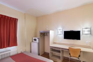 TV a/nebo společenská místnost v ubytování Motel 6-Terrell, TX