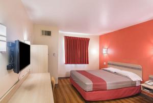 TV a/nebo společenská místnost v ubytování Motel 6-Terrell, TX