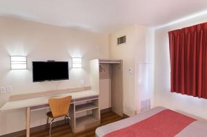 TV a/nebo společenská místnost v ubytování Motel 6-Terrell, TX
