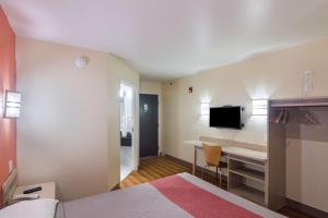 TV a/nebo společenská místnost v ubytování Motel 6-Terrell, TX