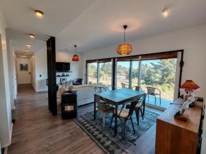 a dining room and living room with a table at Casa acogedora a pasos de la playa in Guaquen
