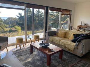a living room with a couch and a table at Casa acogedora a pasos de la playa in Guaquen
