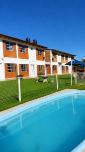 a swimming pool in front of a building at Cabañas Pá Que te Vengas in Trapiche