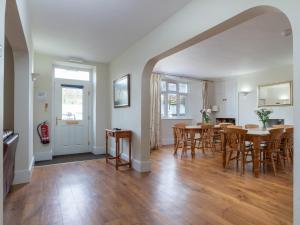 a kitchen and dining room with a table and chairs at Endeavour - Hhy in Luton