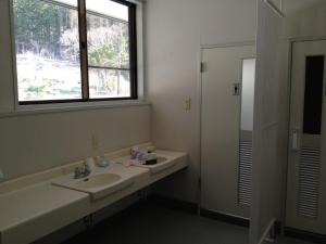 baño con lavabo, ventana y espejo en Iyashinoyado Rodem, en Morioka