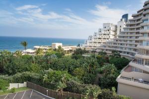 vistas al océano desde el balcón de un edificio en 43 Sea Lodge - by Stay in Umhlanga en Durban