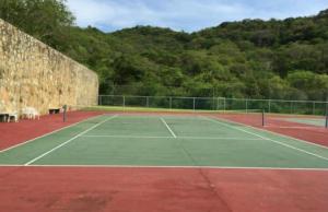 a tennis court with at Paraiso Azul in Acapulco
