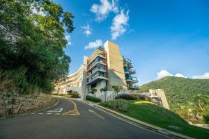 a building on the side of a road at apartamento em Itaipava novo, Granja Brasil Resort in Petrópolis