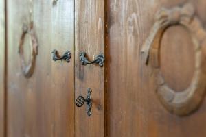 a close up of a wooden door with a handle at Treibholz in Schönberg