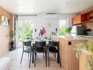 a dining room with a table and chairs in a kitchen at New Vennepark caravan 463 6p in De Haan