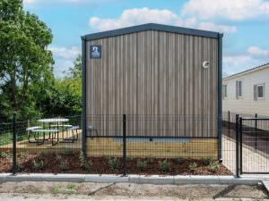 a building with a picnic table in front of it at New Vennepark caravan 463 6p in De Haan