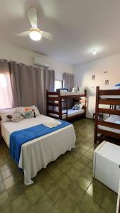 a bedroom with two beds and a ceiling at Pousada Tribo Ubatuba in Ubatuba +34 photos